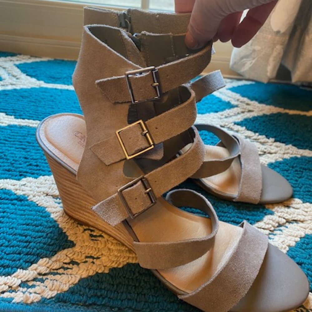 Crown Vintage Serena Women's Gray Suede Leather Buckle Zip Sandals Wedge Sz 11